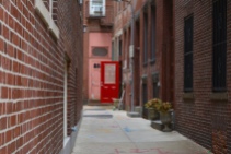 La puerta roja. Callejones con puertas pintadas, escondidas y encontradas. Abiertas y cerradas.